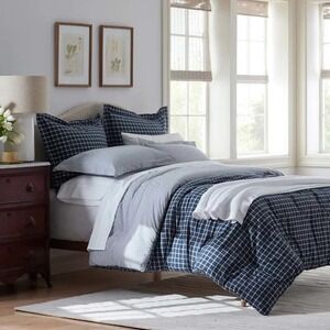 THE COMPANY STORE TWIN WHITE/NAVY COMFORTER NWT